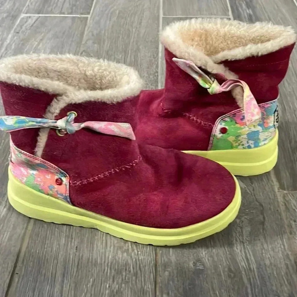 Ugg heart knotty paint splatter  mini boots